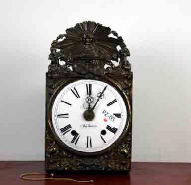 Lotnummer: 40 (PZ-05) Object: Franse courtoise klok Stijl: Frans Gemaakt omstreeks: 1850 Beschrijving: Een Franse