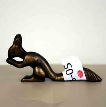 Lotnummer: 67 (RB-05) Object: Notenkraker Stijl: Art Deco Gemaakt omstreeks: 1930 Beschrijving: Koperen notenkraker in de vorm van een eekhoorn