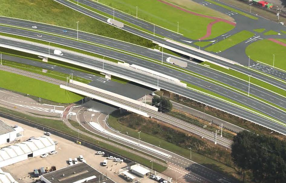 Afbeelding 3.35 Kruising van A15 met de Trentweg inclusief viaduct Trentweg oost (rechts) Daarnaast worden enkele bestaande in de A15 kunstwerken aangepast: kunstwerk 26. Leidingoverkluizing XVI.