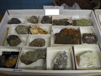 41 lot met 15 specimens 33 42 lot niet-geïdentificeerde mineralen van de Cobalt Lake Mine, Coleman Township, Cobalt area,