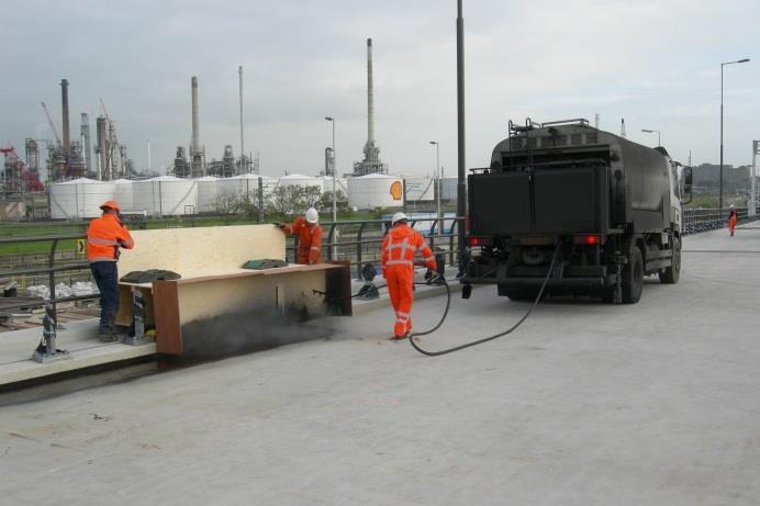 Door een ZOAB cleaner en een hogedrukwegdekreiniger op het brugdek in te zetten werden betonschilfers en losliggend materiaal verwijderd en het wegdek gereinigd.