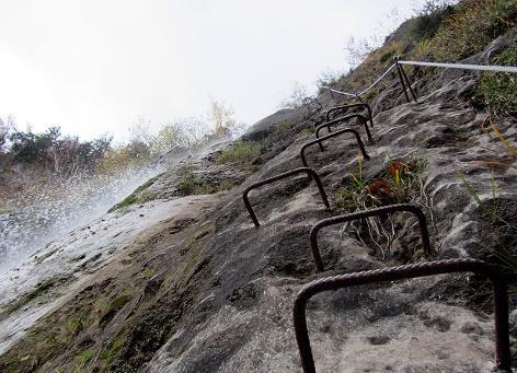 INHOUD STAGE Materiaalkennis Wandelen op diverse terrein (rotsblokken, morene, grashellingen, ) en gebruik telescopische wandelstokken Via Ferrata (= klettersteig): basiskennis, zekeringstechnieken