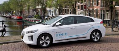 Hoofdstuk 4 Hyundai Ionic Figuur 5. Hyundai deelauto in Amsterdam (bron: Hyundai) Hyundai is in oktober 2017 gestart met elektrische deelauto s zonder vaste standplaats.