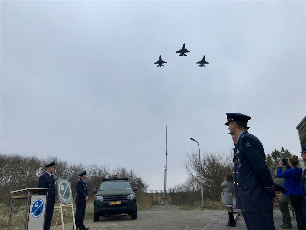 Dit vond plaats aan de voet van de vlaggenmast op het terrein van de Koninklijke Luchtmacht