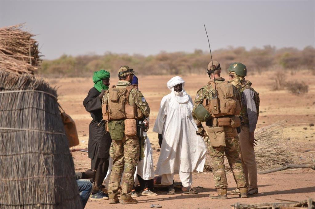 Mali De langeafstandverkenners voerden afgelopen week patrouilles in N daki en Gao stad uit. Hierbij werd gesproken met de bevolking, het zogenoemde Street Level Engagement.