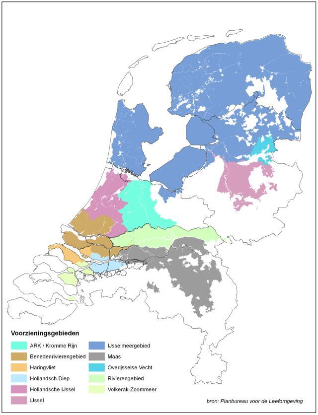 Omdat Nederland nogal plat is kan het water op deze manier alleen langzaam stromen en wordt de aanvoercapaciteit sterk bepaald door de dimensies van de watergangen.