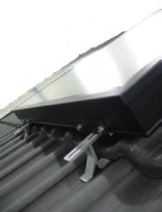 Plaats de collector(en) in de dakbeugels en monteer de collector met meegeleverde M8 inbusbouten in de schroefdraad rails.