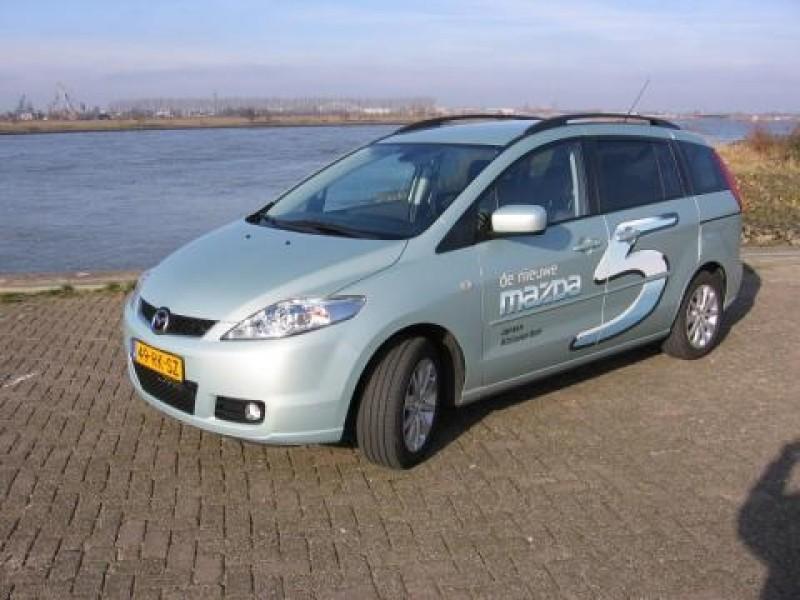 Arno Lommers 31 januari 2006 Intro De Mazda5 is de winnaar van de verkiezing Gezinsauto van het Jaar 2006. Maarliefst de helft van de jury koos voor deze nieuwe midi-mpv van Mazda.