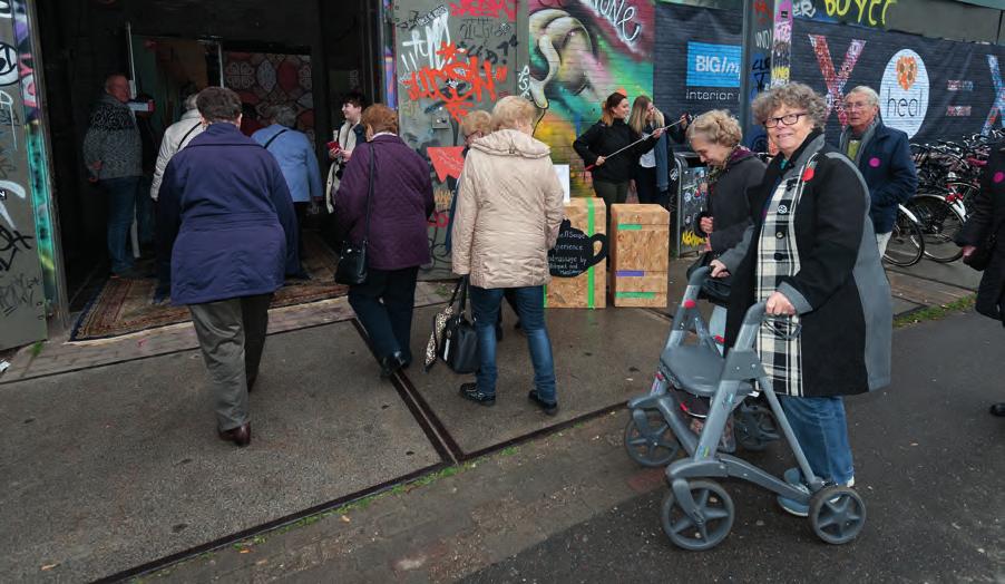 Bustour naar Strijps S design & hip hop Ruim tweehonderdduizend mensen bezoeken elk jaar Dutch Design Week, en toch zijn er veel Eindhovenaren die er nooit zijn geweest.