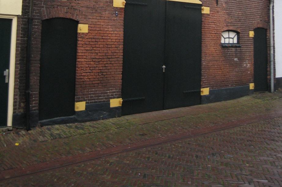 de historische binnenstad van Doesburg. Het pand staat in de gevelrij met de rooilijn aan de straat.