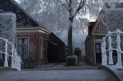 De film voorziet in die fantasie als Bas mee mag de daken op. Ook zit er voldoende zwaarte in het script. Ook op dit punt neem ik de emoties van kinderen heel serieus.