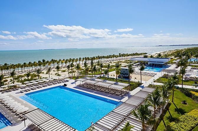 Het nieuwe Riu Palace Costa Mujeres, onderdeel van de Riu Palace-lijn, ligt aan het strand van Bahía de Mujeres, een spectaculair wit zandstrand en kristalhelder water op 30 kilometer ten noorden van