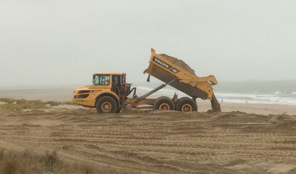 Puinruimen Bij het ontgraven van de bouwput voor fase 1,5 is gebleken, dat er puin in het zand zit. Dat puin mag niet met het zand worden mee gestort in de duinen.