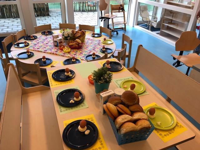 Algemene informatie Paasbrunch: Afgelopen donderdag, 29-03, hebben we met alle kinderen van unit 0 van een heerlijke Paasbrunch kunnen genieten. De tafels stonden gezellig gedekt klaar in de gang.