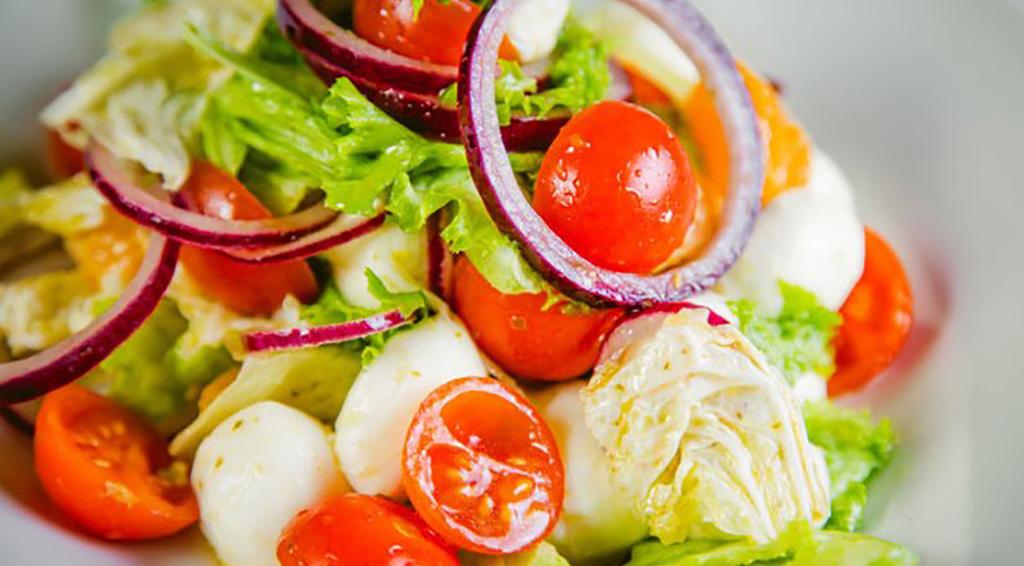 Bestelnummer 13: 4,50 Salade Salade met tomaten, sla,