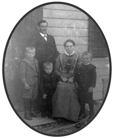 Klasina Heermans-Koopmans (1871-1951) en Jan Antonie Heermans (1871-1961). Collectie J. Tanger. Dochter Klasina Koopman trouwde met Jan Antonie Heermans en zij boerden aan de Veldweg 255.