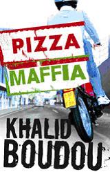 Niets maakt ze meer iets uit. Omdat het dus uiteindelijk gaat om de pizza s, heet het boek pizzamaffia. 2: De Schrijver: De schrijver van het boek Pizza Maffia heet Khalid Boudou.