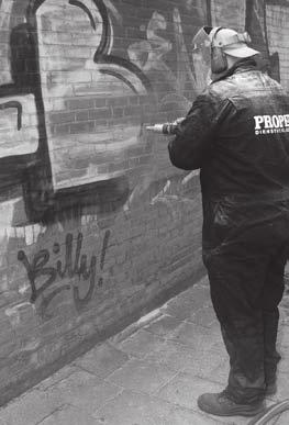 U doet gratis mee met de graffiti-schoonmaakregeling bij u in de wijk. Maar meldt u ook altijd als er graffiti of posters op uw pand zitten?