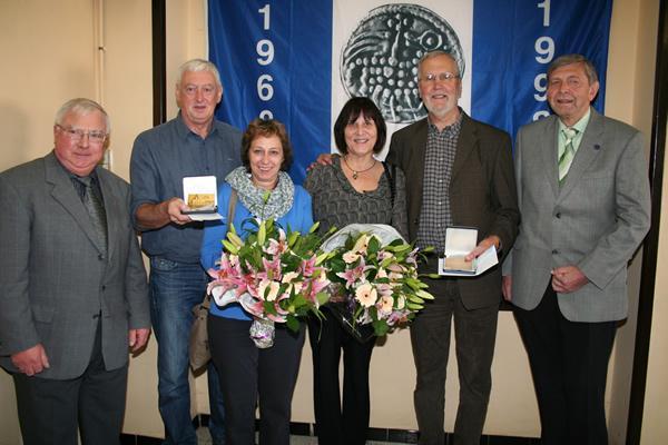 Op het einde van de namiddag bleken de munt-verzamelaars sterker in het tapschieten, de tennisers haalden dan weer meer punten bij jeu de boules, een optelling wees uiteindelijk in het voordeel van