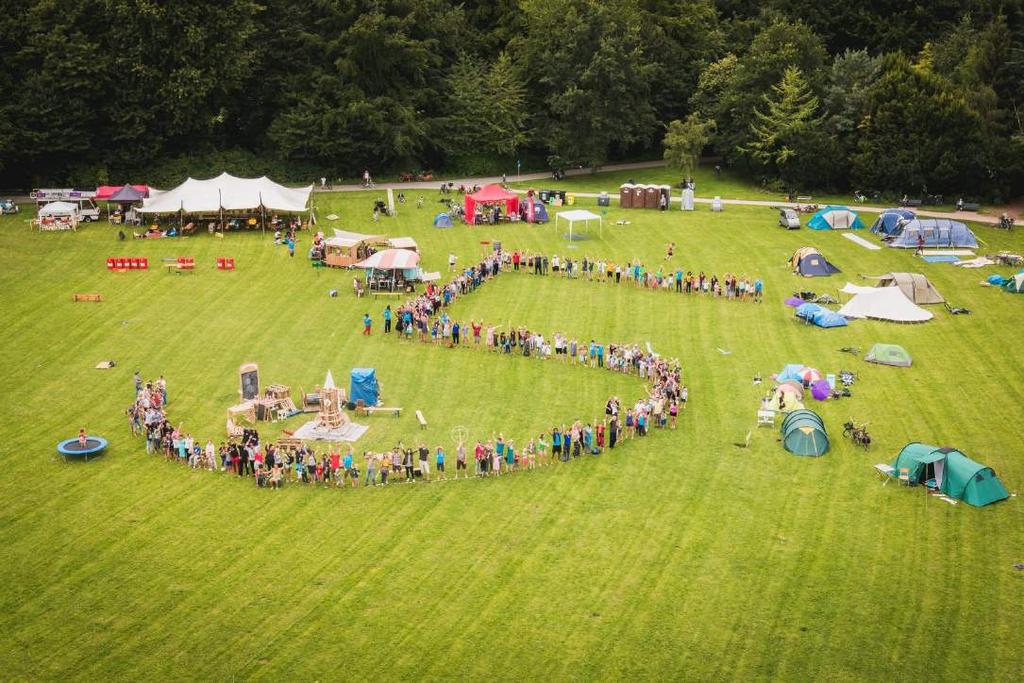 DE ZOMER VIEREN WE SAMEN De Buurtcamping; al vijf jaar een succesvolle ontmoetingsplaats in de buurt Foto: Flevopark Amsterdam, Myrthe Lenselink