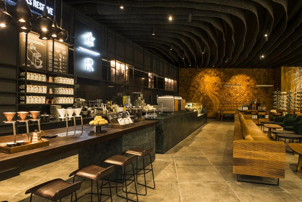 Deze fonkelnieuwe winkel is een van de eerste twee Starbucks-vestigingen in Zuid-Afrika. Het interieur bestaat uit lokale materialen als hout en steen.