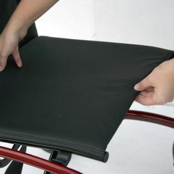 naar voren toe en klap de voetplaten uit; U kunt nu gebruik maken van de rolstoel.