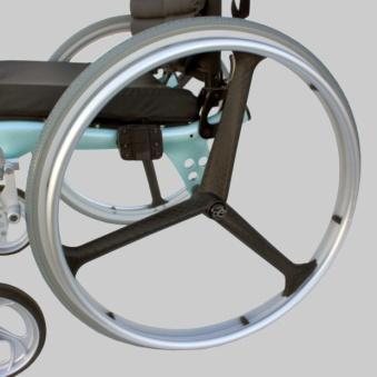 5.8 Gebruik van de zitgordel Uw rolstoel is uitgerust met een zitgordel welke u op de volgende manier kunt gebruiken: Wanneer u in de rolstoel zit kunt u de gordel vastmaken door de beide losse