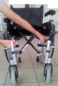 5.2 In en uit vouwen van de rolstoel Uitvouwen van de rolstoel Ga aan de zijkant van de rolstoel staan; Pak beide zitbuizen vast en beweeg deze uit elkaar; Duw de zitbuizen naar beneden zodat de