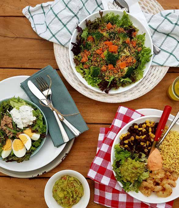 Bourgondisch buffet Barbecue buffet Tonijnsalade Boerenaardappelsalade Vegetarische seizoensalade Brood met knoflookmayonaise en tapenade Braadworst in currysaus Kippenpoten Kleine beenhammetjes met