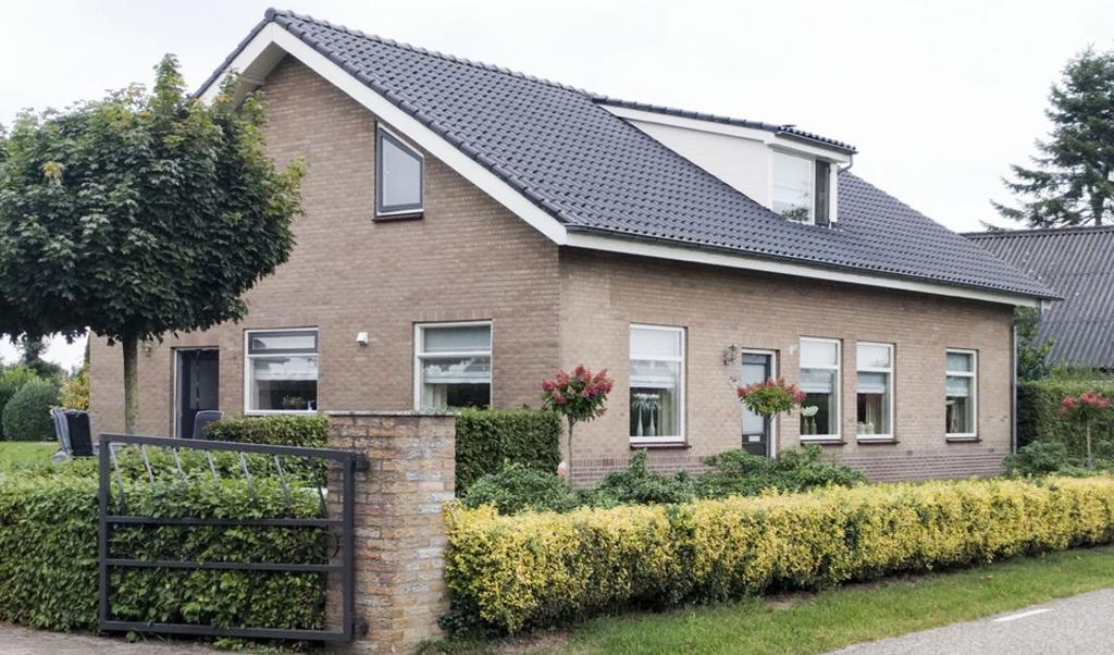 Inleiding Op zoek naar een woning waarin al uw woonwensen verenigd zijn? Eindelijk kunt u stoppen met zoeken en een kijkje komen nemen in deze prachtige villa op een perceel van liefst 4.775 m²!