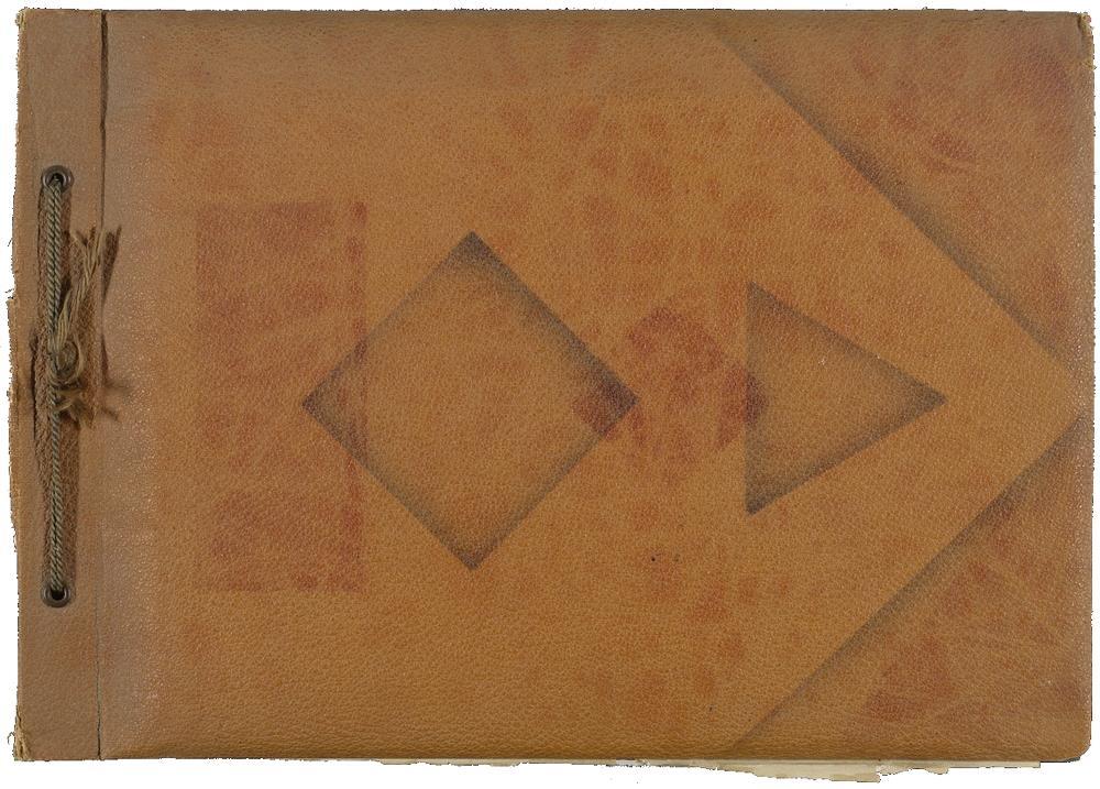 Esperanto album NG-2007-59 Fotoalbum met een imitatieleren linnen band waarop een geometrische versiering in oranje en bruin. Het album heeft 24 bladen van donkerbruin papier.