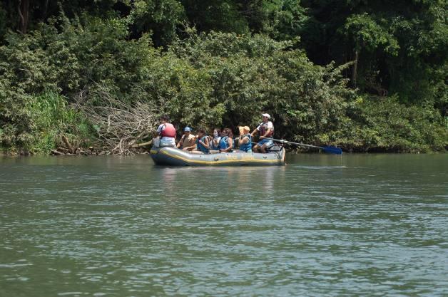 Relaxt raften/float op Rio Corobici/Tenorio Eigenlijk meer een natuurbelevingstocht dan een heuse raft.