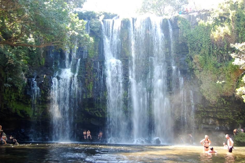 De omgeving is prachtig en er ligt nog een kleinere waterval bij waar je ook kunt zwemmen. Steek hiervoor de rivier over en volg het pad links.