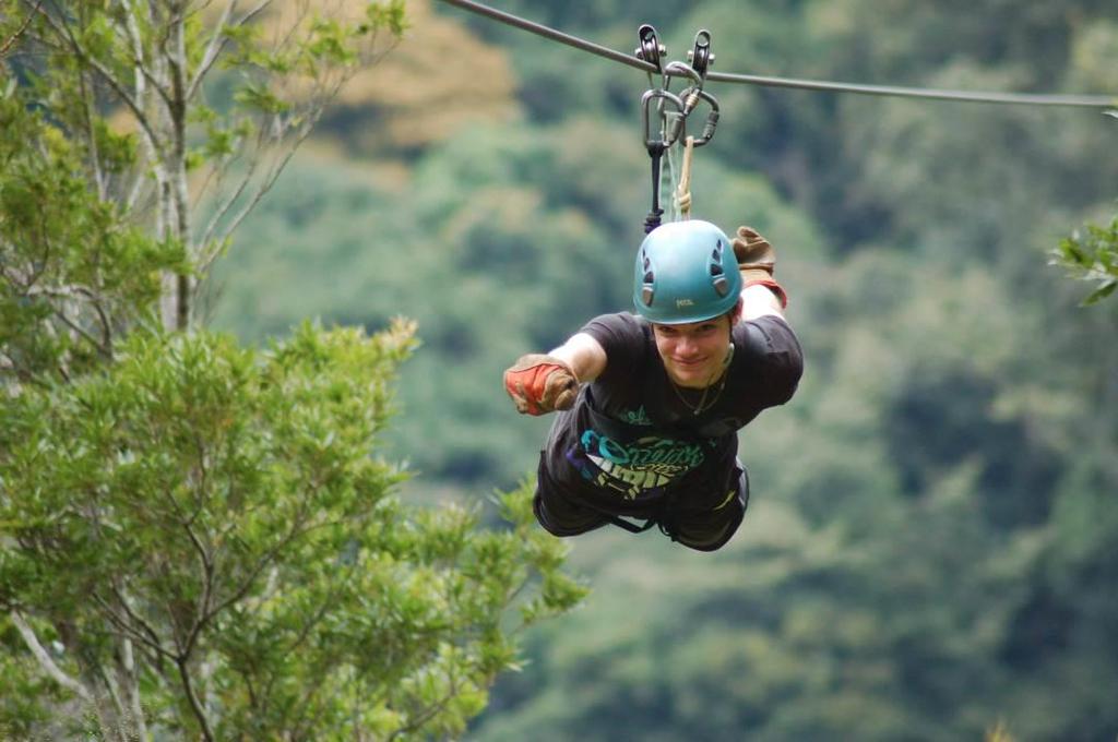 Een ander gaaf avontuur in Monteverde is de canopy. Bij Extremo Monteverde kun je een geweldige tocht maken, suizend door de boomtoppen of over een groot diep dal.