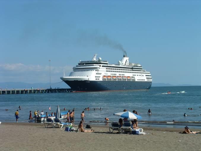 Shoppen in Puntarenas De dichtstbijzijnde grotere stad is Puntarenas. Een stad met een typische Costa Ricaanse uitstraling. De havenstad ligt op een langgerekte landtong van 11 km.