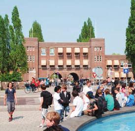 DE HET VERSTERKTE ONDERWIJS TALEN DE EERSTE KLAS Het Amsterdams Lyceum is een school voor categoraal VWO-onderwijs.