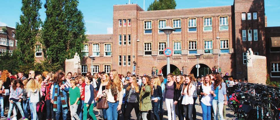 DE HET VERSTERKTE ONDERWIJS TALEN GYMNASIUM OF ATHENEUM Na de eerste klas vervolgen de leerlingen hun VWO-opleiding op het gymnasium of het atheneum.