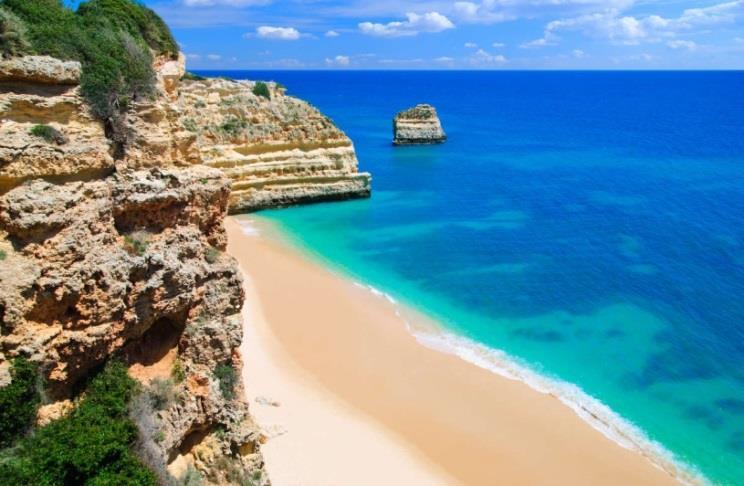 In het zuiden van Portugal gelegen strekt dit gebied zich uit van de Spaanse grens in het Zuidoosten tot aan dorpjes zoals Lagos en Sagres in het Zuidwesten, met in totaal zo n 150 km strand.