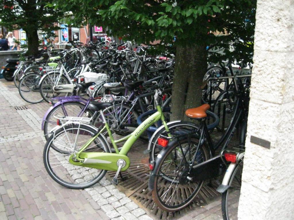 4. Oudestraat Aan de oostzijde van de Oudestraat zijn de fietsparkeerplaatsen overvol.