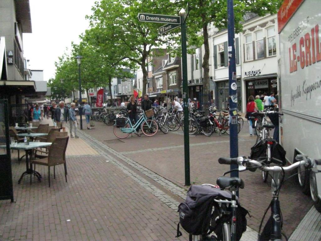 Aan de oostzijde, bij de zaterdagmarkt zijn veel te weinig parkeerplaatsen. Fietsen worden overal neergezet.