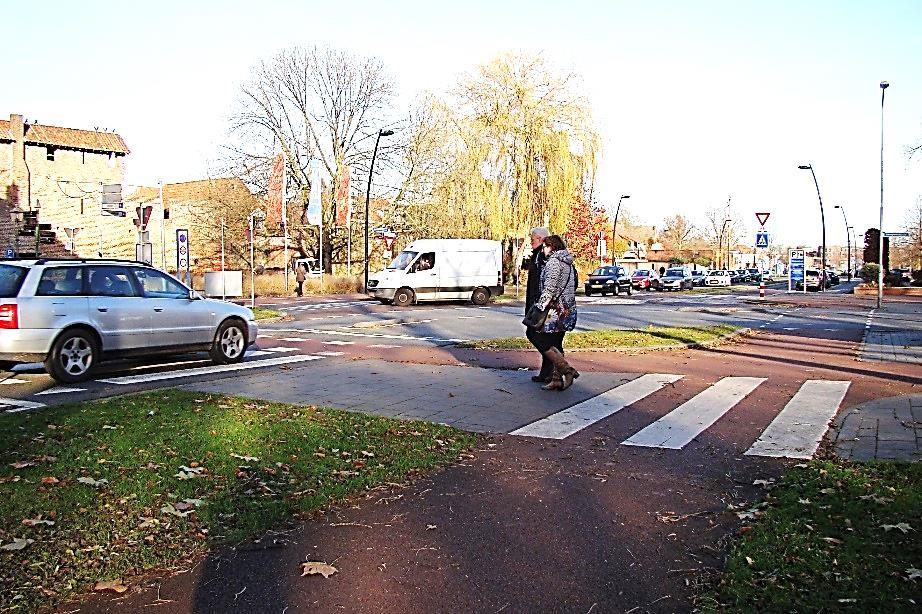 Verder met verkeersveiligheid Door Jeroen de Jong (wethouder) Als je aan een willekeurige Harderwijker vraagt welke kruispunten onduidelijk zijn, dan is de kans heel groot dat men de kruispunten bij