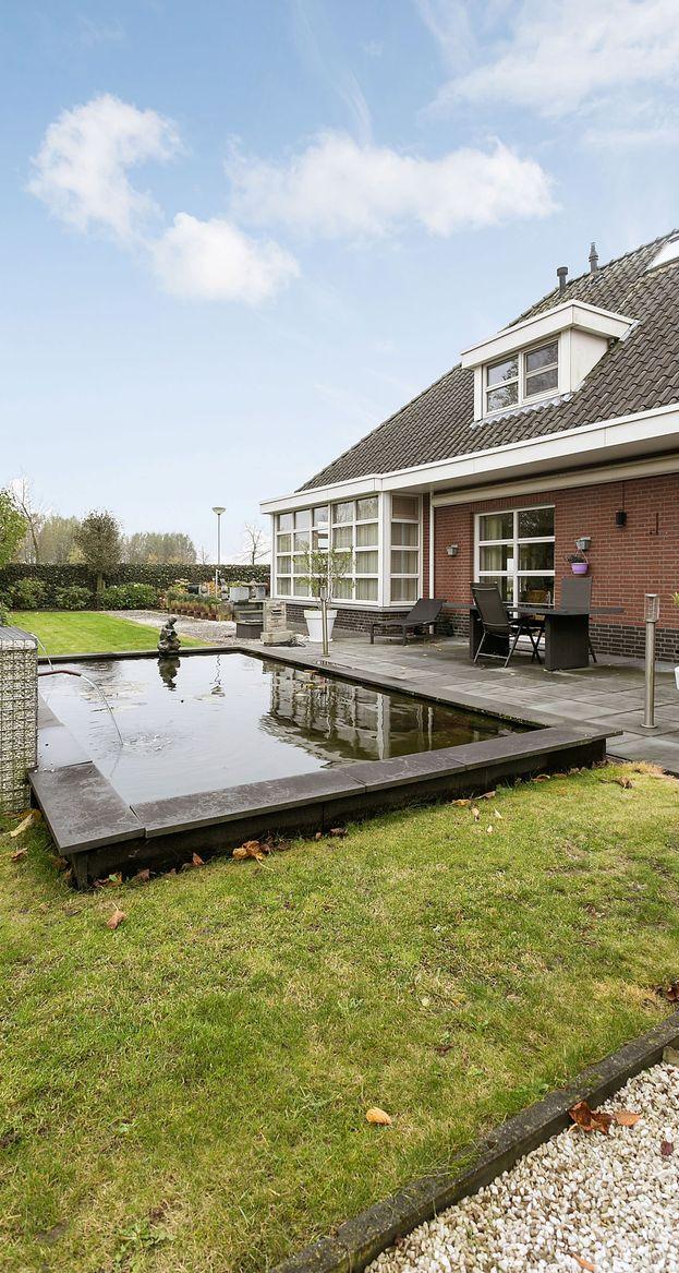 20 franksweegersmakelaardij.nl Tuin Het charmante, vrijstaande woonhuis wordt omgeven door een keurig onderhouden tuin. De voor-, zij- en achtertuinen lopen naadloos in elkaar over.