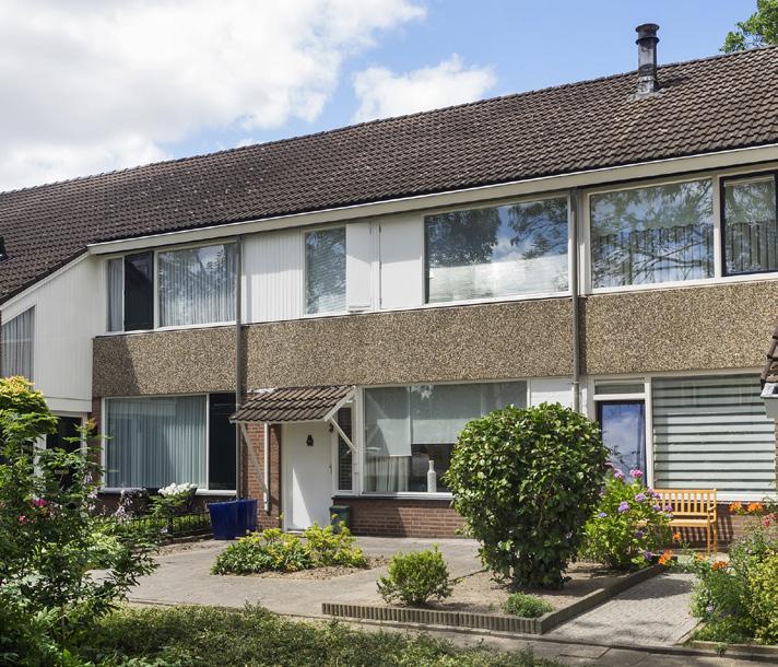 Charming terraced house with an extended living room, open kitchen, 4 bedrooms, garden facing Southeast and big garage with electric door.