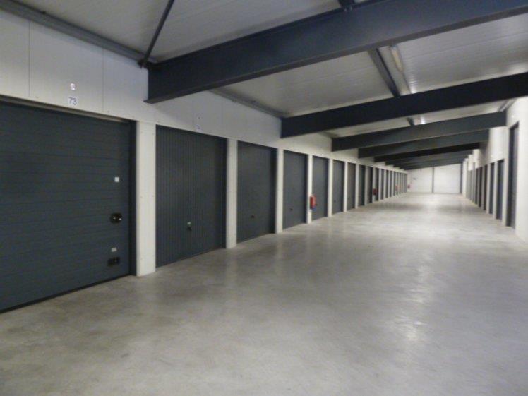 Deze garagebox / opslagruimte (circa 6,45 x 2,78 = ca. 18 m² voorzien van elektra) is gelegen in een bedrijfsverzamelgebouw op het industrieterrein Oudenrijn.
