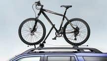 Op de verhoogde roof rails en dwarsdragers kunnen maximaal drie fietsdragers worden gemonteerd. Meer informatie over Land Rover fietsen vindt u op www.2x2worldwide.