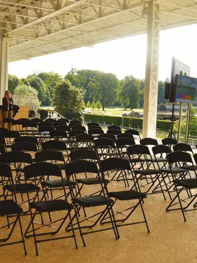 Met haar uitzicht op de tribunes vormt de loggia een warme en