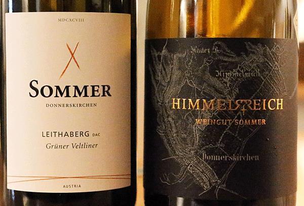 ***(*) Grüner Veltliner Leithaberg DAC 2009, Weingut Sommer Van een heet jaar. Alc. 13%. De geur is wat reductief, met geel fruit.