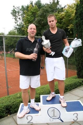 Clublid van de maand.. Al sinds zijn 9 e jaar lid van onze tennisvereniging. Bij de jeugd steeds hoge ogen gooiend, dan w ordt je 18 en bent ineens senior en dan w ordt het echt spannend.