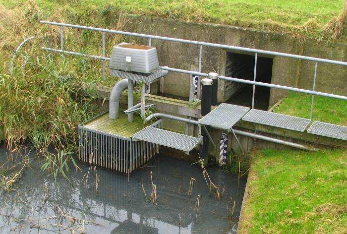 In het oostelijke peilgebied van de golfbaan, peilgebied 2 is een peil vastgesteld van NAP -1,10 m. Dit peilgebied watert middels twee stuwen af op peilgebied 1 (figuur 4).