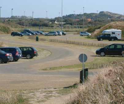 Parkeren Parkeren langs de weg Een groot deel van de parkeerplaatsen is langs de nieuwe ring aangeleg, in de vorm van haakse parkeerplaatsen langs de Spreeuwendijk tussen Noordzeestraat en de